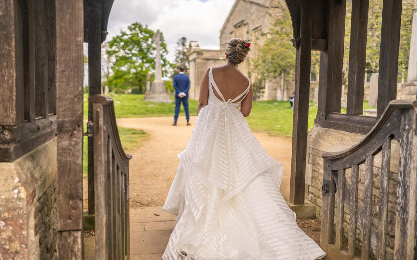 Bella Cakes by Sharon real wedding Shrivenham Memorial Hall Oxfordshire