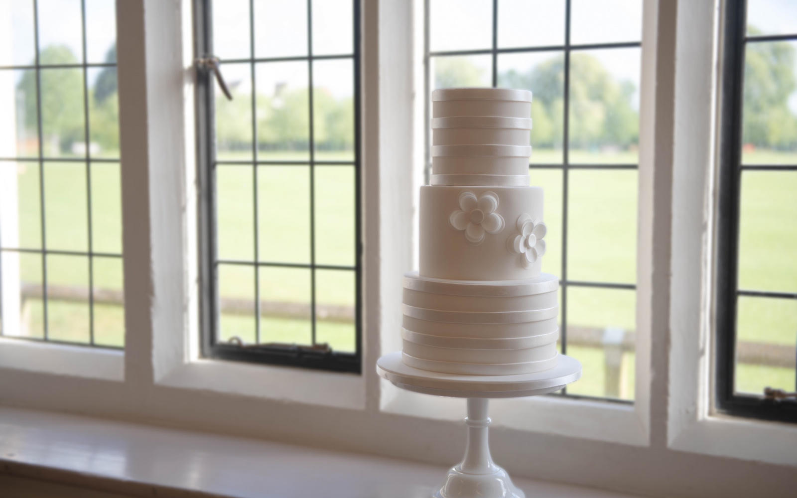 Bella Cakes by Sharon real wedding Shrivenham Memorial Hall Oxfordshire 3 tier white ganache