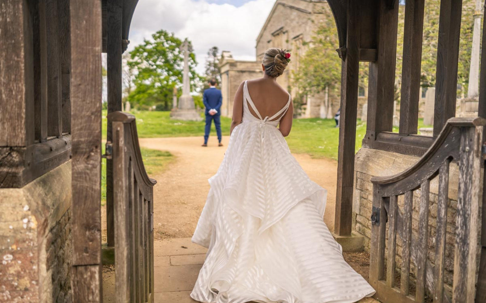 Bella Cakes by Sharon real wedding Shrivenham Memorial Hall Oxfordshire