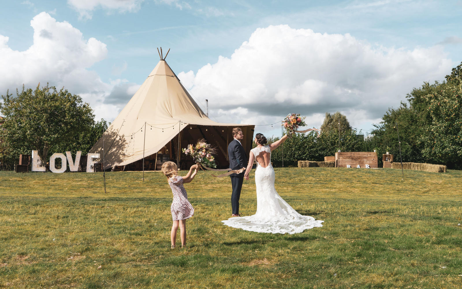 Posey Rose florist styled shoot Maisemore Lakes Gloucestershire Cotswolds wedding venue