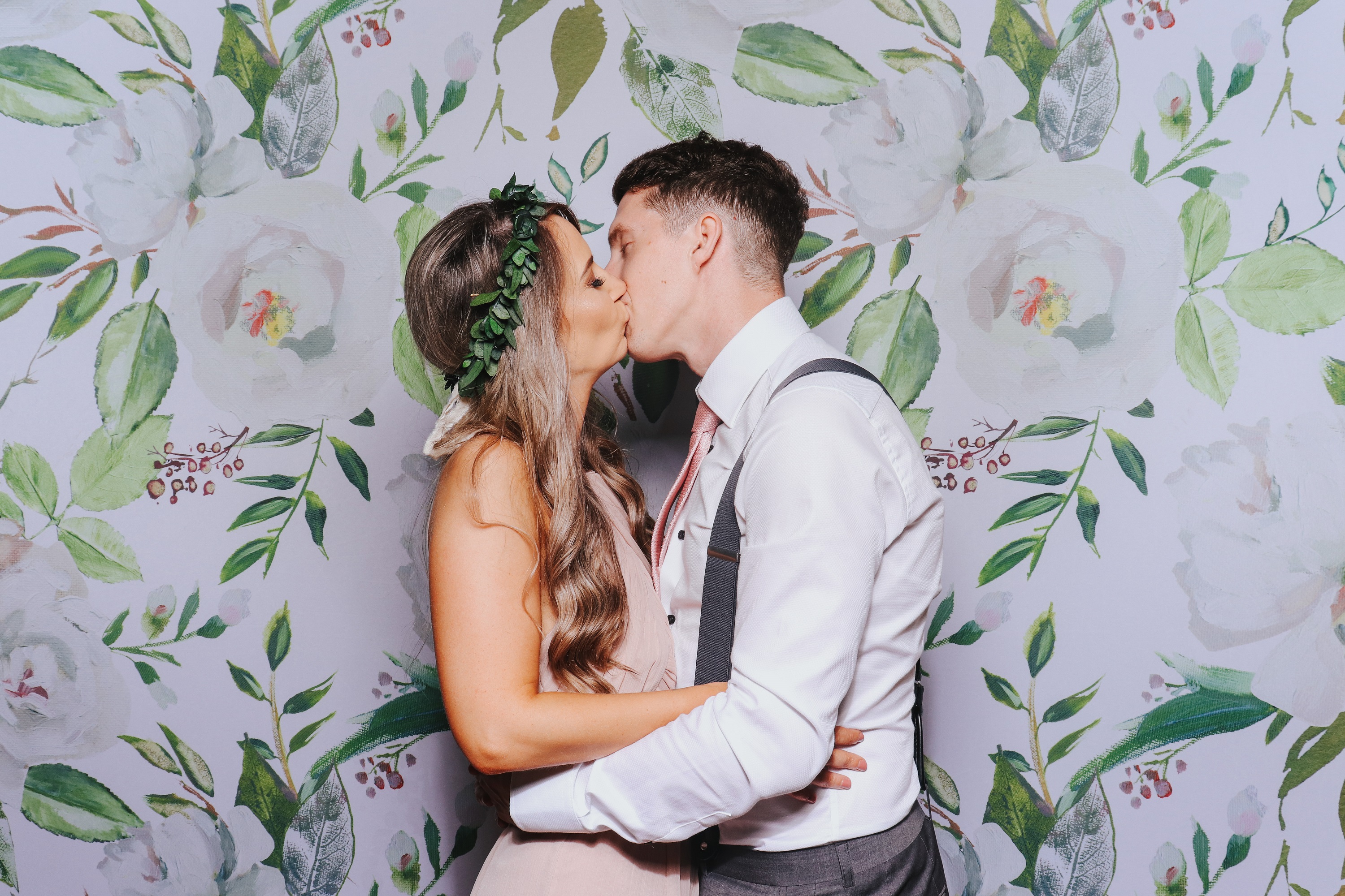 Whitewed Directory Supplier of the Month blog October 2019 The Flash Fox luxury stylish handcrafted photo booth for weddings and events oak wedding guests kissing