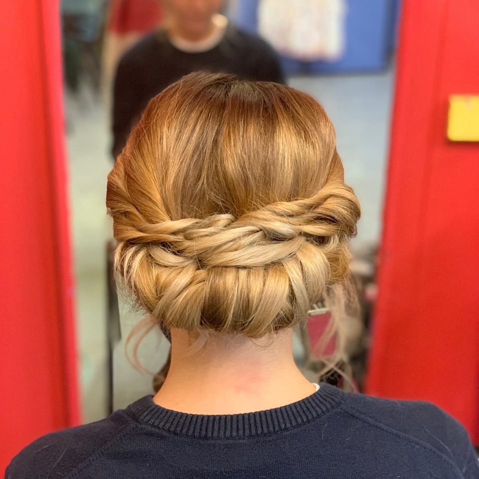 January supplier of the month Whitewed directory blog Vik's Hairdressing Swindon Wiltshire Gloucestershire Cotswold mobile hairdresser wedding hair stylist bridal hairstyle loose curls hanging